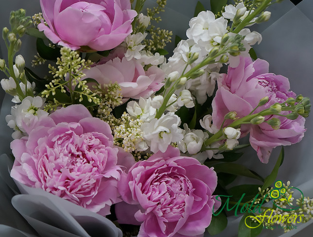 Букет из розовых пионов и маттиолы Фото